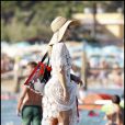 Kate Hudson en vacances à Saint-Tropez à la plage de la Voile Rouge le 18 juillet 2010