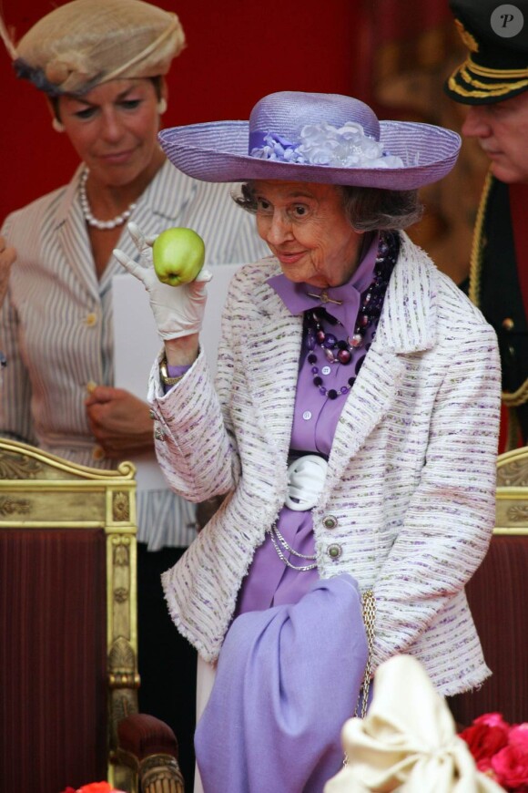 Le 21 juillet 2009, la reine Fabiola provoquait l'auteur de menaces de mort à son encontre... Pour les célébrations de la Fête nationale belge 2010, ses services de sécurité lui ont demandé de faire profil bas.