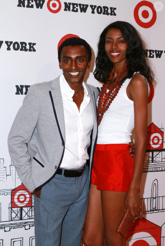 Marcus Samuelsson et sa compagne lors de l'inauguration de la boutique Target à l'Est de Harlem le 20 juillet 2010 à New York