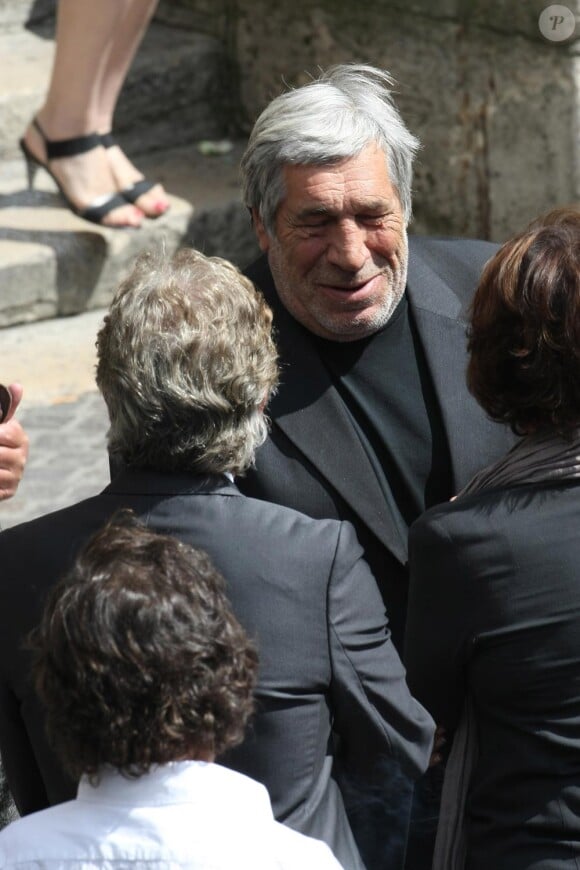 Jean Pierre castaldi à la sortie de l'église Saint-Eustache pour l'enterrement de Bernard Giraudeau le 23 juillet 2010