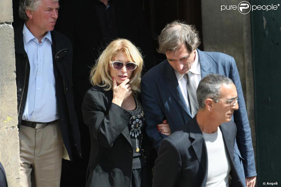 Beatrice Agenin La Sortie De L Eglise Saint Eustache Pour L Enterrement De Bernard Giraudeau Le 23 Juillet 2010 Purepeople Béatrice agenin is a french stage, film, television actress and stage director. bernard giraudeau