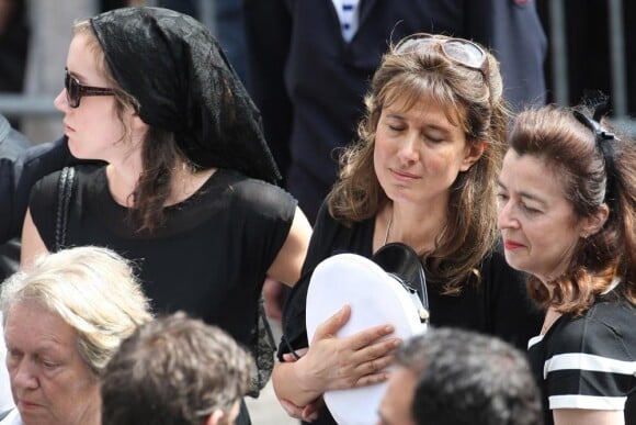 Ara et Tohra à la sortie de l'église Saint-Eustache pour l'enterrement de Bernard Giraudeau le 23 juillet 2010