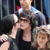 Sara embrasse sa maman Anny Duperey à la sortie de l'église Saint-Eustache pour l'enterrement de Bernard Giraudeau le 23 juillet 2010
