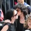 Anny Duperey embrasse sa fille Sara à la sortie de l'église Saint-Eustache pour l'enterrement de Bernard Giraudeau le 23 juillet 2010