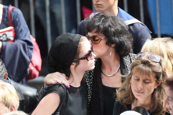 Anny Duperey embrasse sa fille Sara à la sortie de l'église Saint-Eustache pour l'enterrement de Bernard Giraudeau le 23 juillet 2010