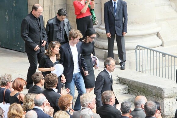 La famille à la sortie de l'église Saint-Eustache pour l'enterrement de Bernard Giraudeau le 23 juillet 2010