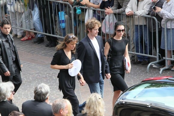 Sa compagne Tohra et ses deux enfants à la sortie de l'église Saint-Eustache pour l'enterrement de Bernard Giraudeau le 23 juillet 2010