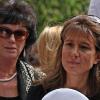 A l'enterrement de Bernard Giraudeau, les deux femmes de sa vie, Anny Duperey et Tohra, réunies dans la douleur à la sortie de l'église Saint-Eustache le 23 juillet à Paris