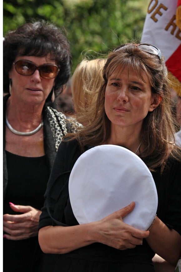 A l'enterrement de Bernard Giraudeau, les deux femmes de sa vie, Anny Duperey et Tohra, réunies dans la douleur à la sortie de l'église Saint-Eustache le 23 juillet à Paris