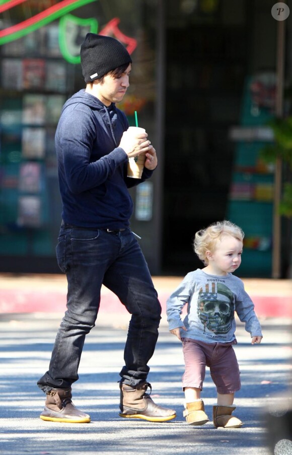 Pete Wentz se rend dans un établissement Starbucks avec son fils Bronx Mowgli (1 an et demi), vendredi 23 juillet.