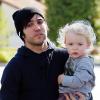 Pete Wentz se rend dans un établissement Starbucks avec son fils Bronx Mowgli (1 an et demi), vendredi 23 juillet.