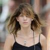 Alexa Chung pendant une balade matinale à New York, en mode 100% naturelle !