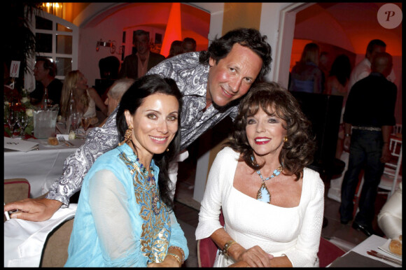 Joan Collins, son mari Percy Gibson et sa nièce Angela lors de la soirée Monica Baccardi à l'Hôtel Byblos à Saint-Tropez le 27 juillet 2010