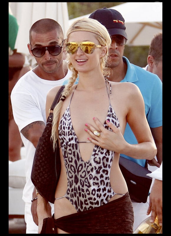 Paris Hilton sur la plage de Pampelonne St-Tropez, le samedi 24 juillet.