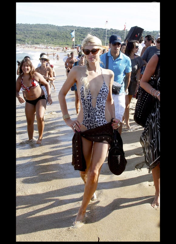 De passage à St-Tropez, Paris Hilton n'est pas passée inaperçue sur les plages de la Côte d'Azur !