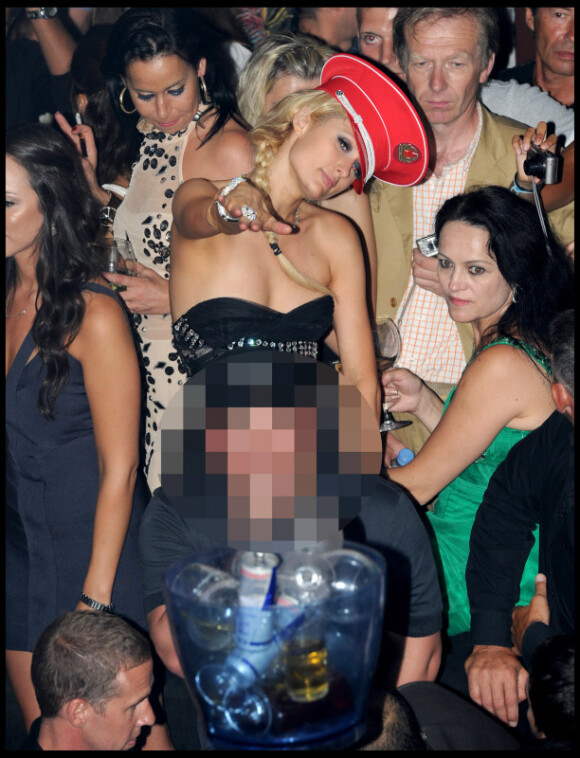 Paris Hilton est une jet-setteuse avant tout : fidèle à sa réputation, elle s'est rendue au VIP Room pour se déhancher.