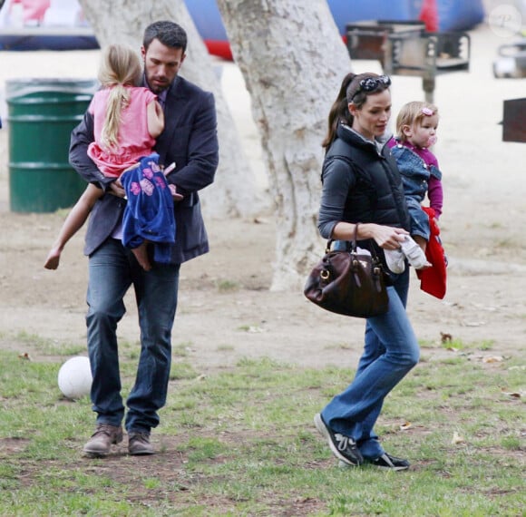 Jennifer Garner et Ben Affleck ont emmené leurs filles Violet et Seraphina au parc, le 31 juillet 2010
