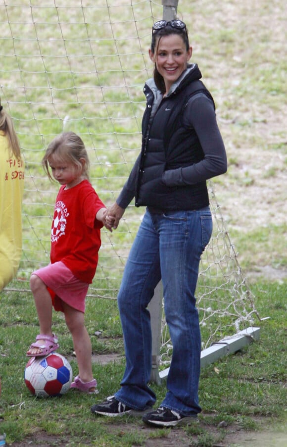 Jennifer Garner et Ben Affleck, toujours aussi amoureux, ont emmené leurs filles Violet et  Seraphina au parc, le 31 juillet 2010. 