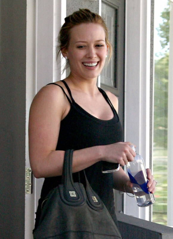 Hilary Duff à Los Angeles, porte des chaussures fourrées en plein été. 3 août 2010