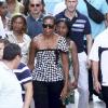 Michelle Obama et sa fille Sasha, accompagnées d'amis et d'une foule de gardes du corps, se promènent à Malaga le 4 août 2010
