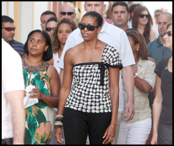 Michelle Obama et sa fille Sasha, accompagnées d'amis et d'une foule de gardes du corps, se promènent à Malaga le 4 août 2010