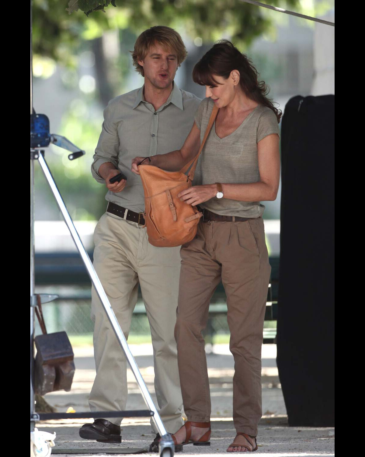 Photo : Carla Bruni et Owen Wilson sur le tournage de Midnight at Paris ...