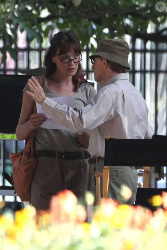Carla Bruni sur le tournage de Midnight at Paris de Woody Allen (27 juillet 2010 à Paris)