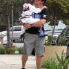 Mark Wahlberg va chercher son fils Michael au karaté (7 août 2010 à Los Angeles)
