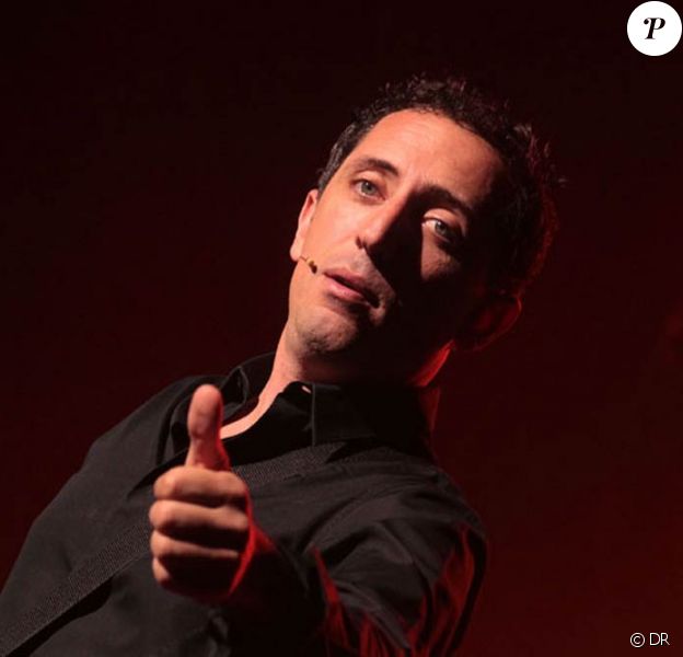 Gad Elmaleh donnait le 7 août 2010 la dernière de son spectacle Papa est en haut, dans le cadre du festival de la Foire aux Vins de Colmar. Dans la salle, ce soir-là, son fils Noé et son père David.