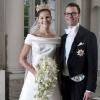 Victoria et Daniel de Suède, à peine rentrés de leur lune de miel à Tahiti et aux Etats-Unis, se retrouvent pris pour cible par plusieurs plaintes. En cause : les cadeaux du milliardaire Bertil Hult, ami de la famille royal.