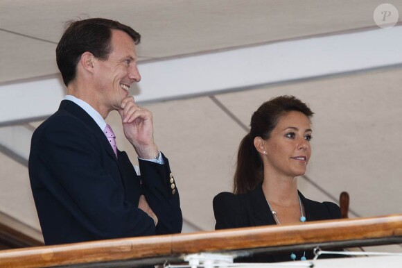La princesse Marie et le prince Joachim en visite sur un bateau école à Copenhague le 9 août 2010.