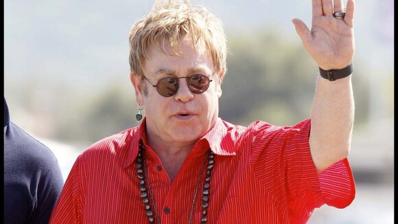 Elton John et son mari David Furnish : Look ethnique et bain de foule revigorant à Saint-Tropez !