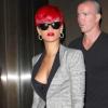 Rihanna nous a dégainé un magnifique ensemble fait d'un carrot pant et d'un blazer gris assorti signé A.L.C, associé à un corset apparent, mais aussi à des derby cloutés Miu Miu, un it-bag Vlieger & Vandam, et à des lunettes Oliver Peoples. La to