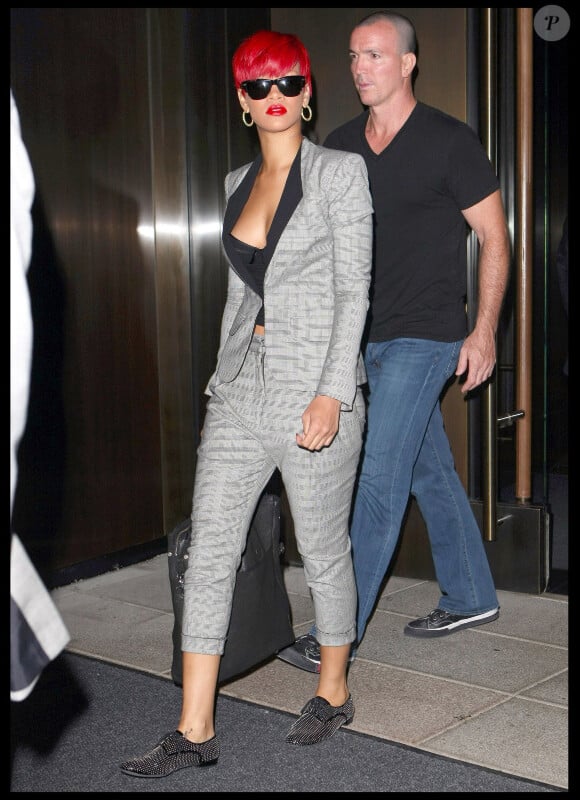 Rihanna nous a dégainé un magnifique ensemble fait d'un carrot pant et d'un blazer gris assorti signé A.L.C, associé à un corset apparent, mais aussi à des derby cloutés Miu Miu, un it-bag Vlieger & Vandam, et à des lunettes Oliver Peoples. La to