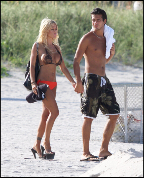 Shauna Sand accompagnée de l'une de ses filles et de son dernier toyboy en date à Miami le 16 août 2010