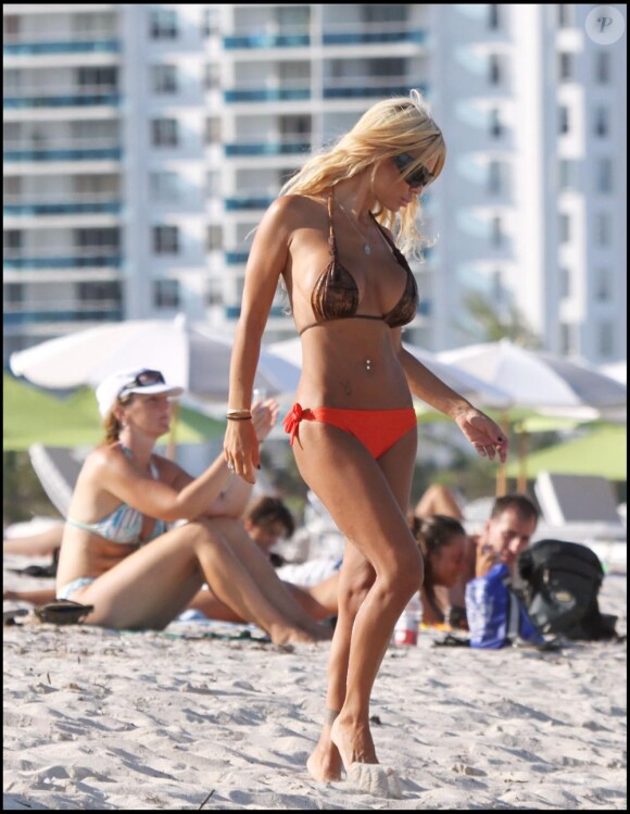 Shauna Sand accompagnée de l'une de ses filles et de son dernier toyboy en date à Miami le 16 août 2010