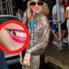 Lundi 16 août, Kesha se promène dans les rues de New York et arbore une dent en or... très discrète !