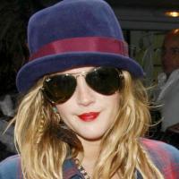 Drew Barrymore : Des lunettes de soleil pour cacher... une nuit d'ivresse ?