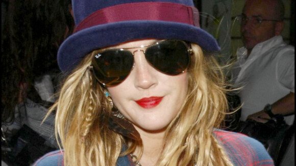 Drew Barrymore : Des lunettes de soleil pour cacher... une nuit d'ivresse ?