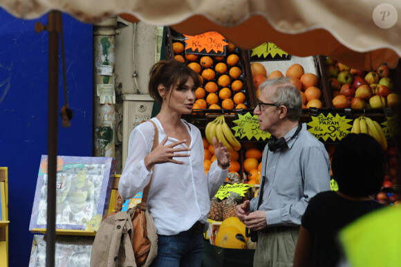 Carla Bruni sur le tournage de Minuit à Paris en juillet 2010 avec Owen Wilson et sous la direction de Woody Allen