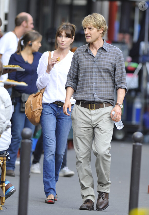Carla Bruni sur le tournage de Minuit à Paris en juillet 2010 avec Owen Wilson et sous la direction de Woody Allen