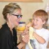 Sharon Stone se rend dans un atelier de peinture à Beverly Hills avec son fils Roan le 17 août 2010