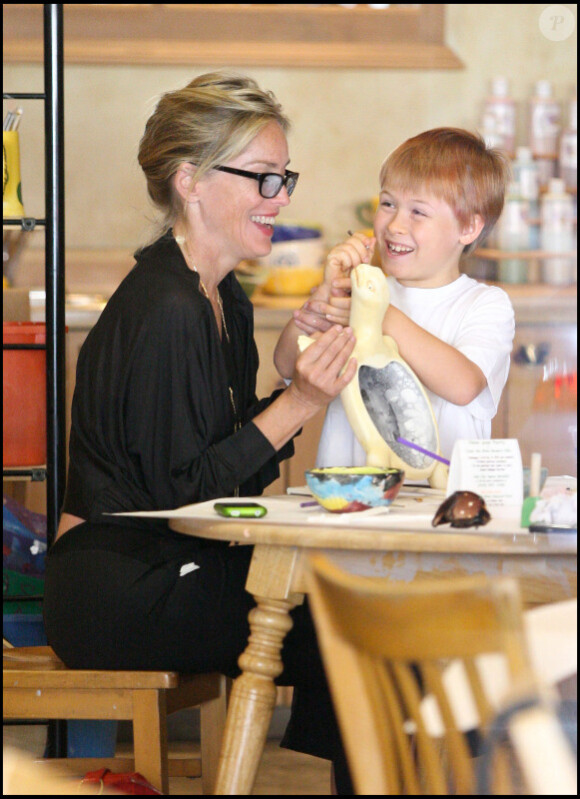 Sharon Stone se rend dans un atelier de peinture à Beverly Hills avec son fils Roan le 17 août 2010