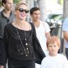 Sharon Stone se rend dans un atelier de peinture à Beverly Hills avec son fils Roan le 17 août 2010