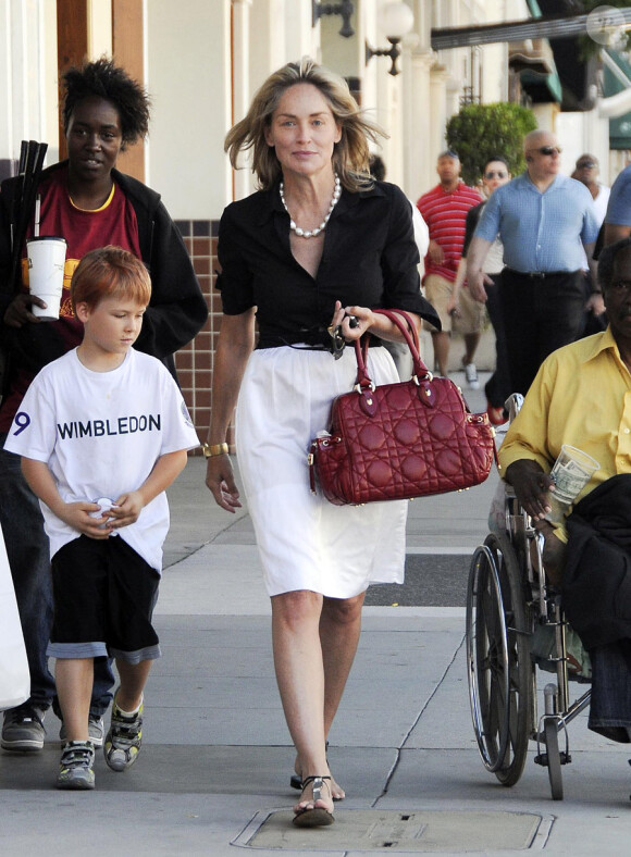 Sharon Stone se promène à Beverly Hills avec son fils Roan le 20 août 2010