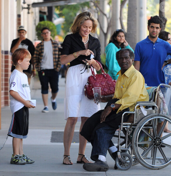Sharon Stone se promène à Beverly Hills avec son fils Roan le 20 août 2010 : elle donne de l'argent à un sans-abri