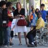 Sharon Stone se promène à Beverly Hills avec son fils Roan le 20 août 2010 : elle donne de l'argent à un sans-abri