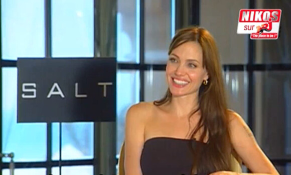 Nikos Aliagas interviewe Angelina Jolie pour le 6/9 de NRJ