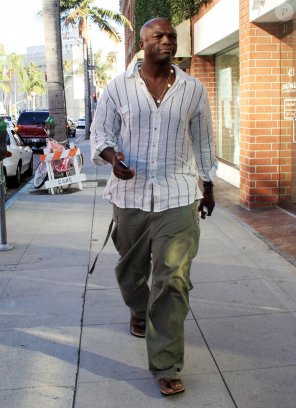 Seal se promène seul à Los Angeles, vendredi 27 août.