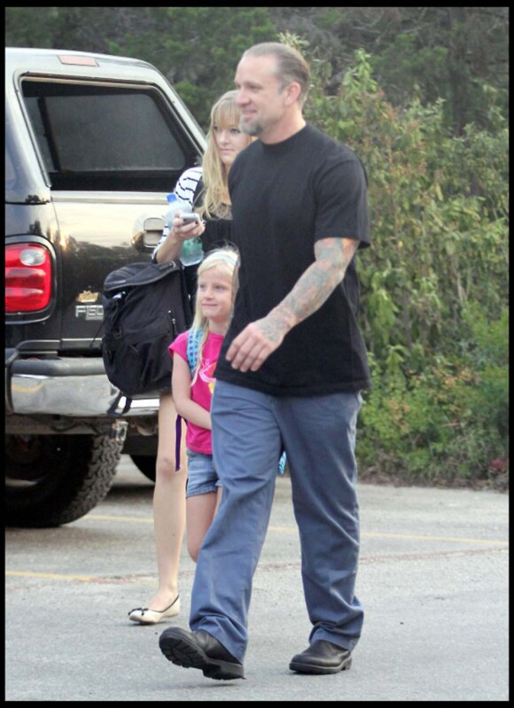Jesse James emmènent ses filles Sunny et Chandler à l'école, à Austin (Texas), le 27 août 2010